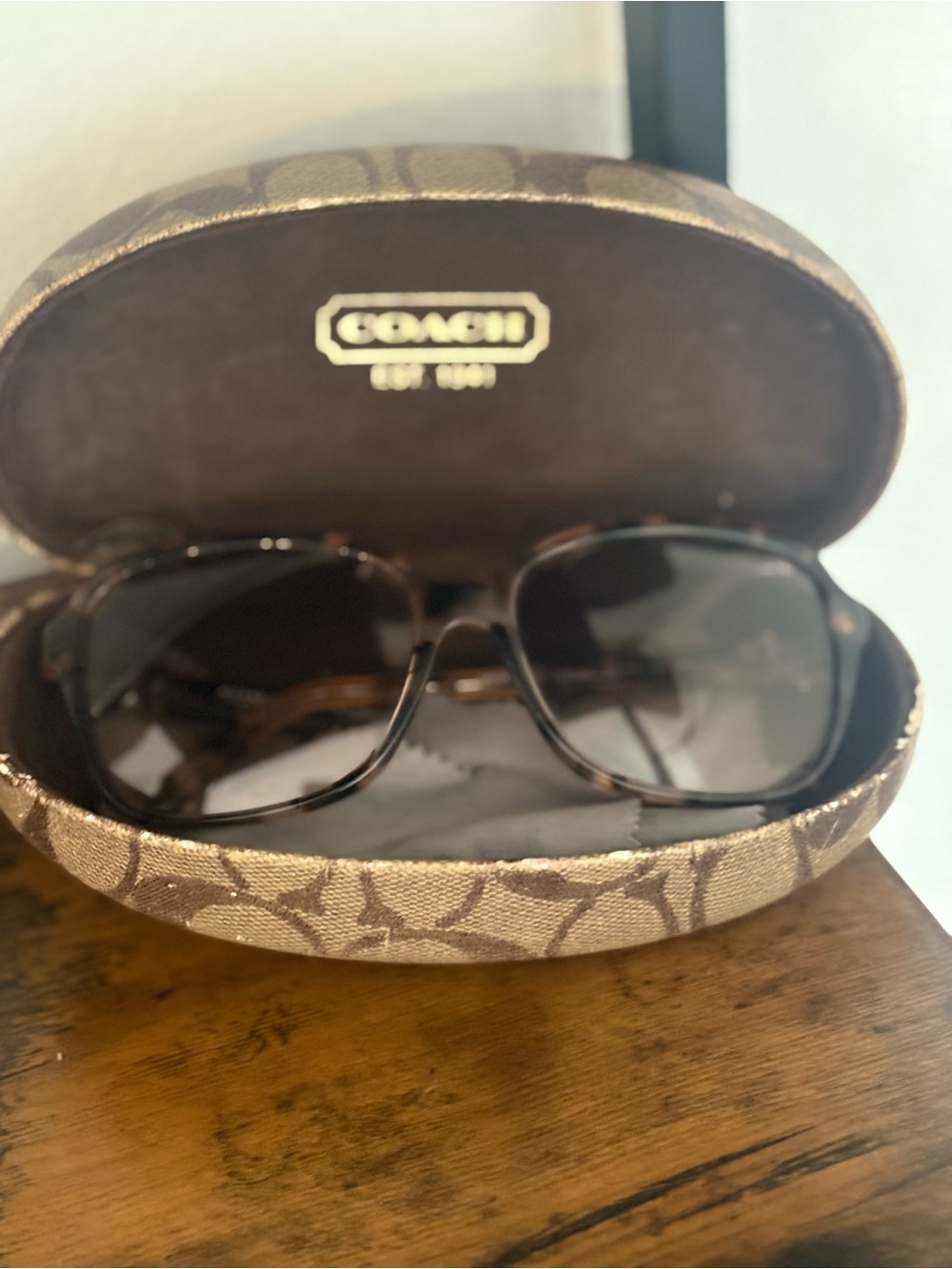 Coach Women's Sunglasses in Tortoise and Brown Gradient